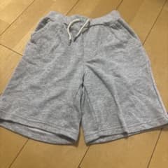 GU グレー 半ズボン 140サイズのサムネイル