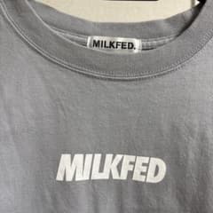 MILKFED. Tシャツ グレー ロゴ バックプリントのサムネイル