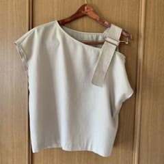 肩出しトップスのサムネイル