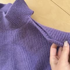 パープル ショルダーカット ハイネックセーターのサムネイル