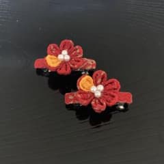 【つまみ細工髪飾り　小さなバレッタ】赤　橙のサムネイル