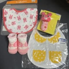ミキハウス スタイ2点と靴下おもちゃセット 9-10cmのサムネイル