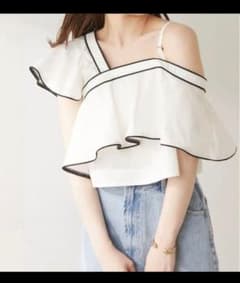 チコ　SALONby chico限定アシメフリル肩開きブラウスのサムネイル