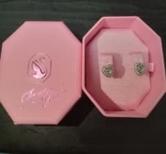 即日発送』Ariana Grande x Swarovski ハート型ピアス - メルカリ