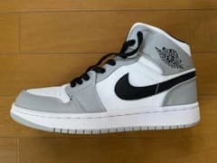 【NIKE】Air Jordan 1 Mid Light Smoke Greyのサムネイル
