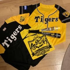 阪神タイガースユニフォームと応援グッズのサムネイル