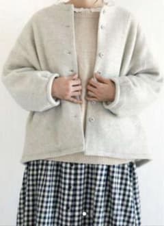 ノーカラーショートコート　グレー　新品タグ付きのサムネイル