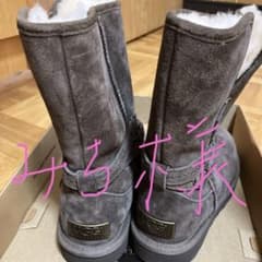 UGG 焦げ茶色ムートンブーツ バックストラップ付きのサムネイル