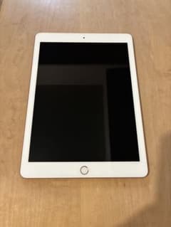 Apple iPad 第6世代 ゴールド - メルカリ