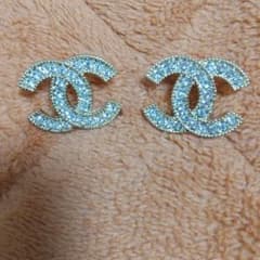 CHANEL ヴィンテージボタン ピアスのサムネイル