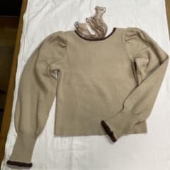 NICE CLAUP ナイスクラップ前後2WAY シアーリボン付パワショルニットのサムネイル