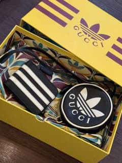 グッチ× アディダス　ミニネックポーチ マルチコインケース ロゴ ラインのサムネイル