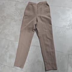 GU ベージュ　テーパードパンツ XSサイズのサムネイル