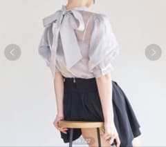 【TITTY&CO.】バックリボンシャイニーブラウスのサムネイル