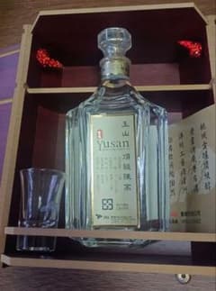 玉山頂級陳高 Yusan 台湾高粱酒 専用木箱・グラス付 玉山頂級陳高 Yusan 台湾高粱酒 専用木箱・グラス付 - メルカリ