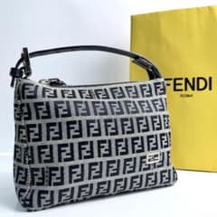 美品 FENDI ズッカ総柄 アクセサリーポーチ FFロゴ金具 ロゴ刻印