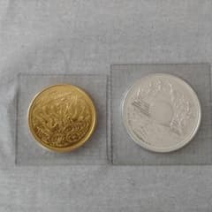 太陽と月様専用☆天皇陛下御在位六十年記念 10万円金貨 1万円銀貨セットのサムネイル