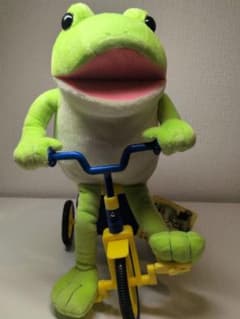 AMUSE おとぼけケロピョン ルンルン三輪車ギミック ぬいぐるみのサムネイル