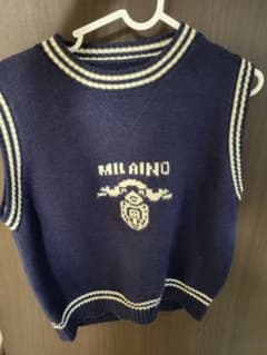 MILAINO ロゴ入り ニットベスト ネイビーのサムネイル