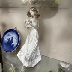 リヤドロ　私の宝物　陶磁器 女性　蝶々 リヤドロ 私の宝物 陶磁器 女性 蝶々 - メルカリ