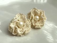 コットンパールとレース編みのお花イヤリング・ピアス｜アイボリーのサムネイル