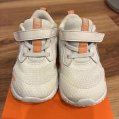 NIKE REVOLUTION キッズスニーカーのサムネイル