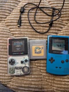 ゲームボーイカラー２台　通信ケーブル　ポケモンクリスタル　金　ピカチュウのサムネイル