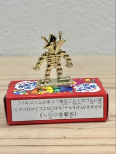 コリス　フエラムネのおまけペラ怪獣（宇宙怪獣、台座怪獣）手裏剣ヘッドの金メッキのサムネイル