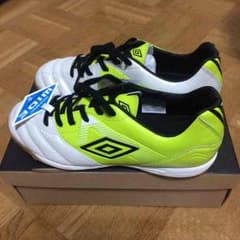 ※えりママ様専用【新品】umbro フットサルシューズのサムネイル