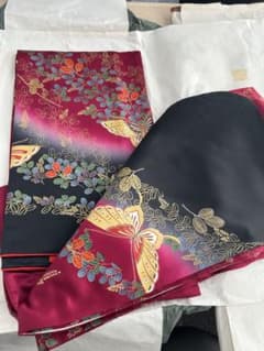 振袖 赤紫と黒 蝶と花の刺繍のサムネイル