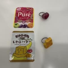 ピュレグミ・じわるバターのミニチュア マスコットリング パッケージ付きのサムネイル