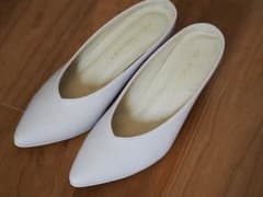 新品 未使用 バブーシュ パンプス ベージュのサムネイル