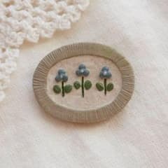 ハンドメイドブローチ 青いお花　絵画風ブローチ　陶土 北欧風のサムネイル
