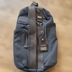 TUMI ボディバッグ ダークグレー - メルカリ