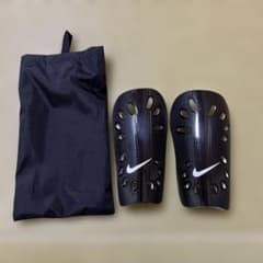 Nike レガース ブラック ホワイト 収納袋付きのサムネイル