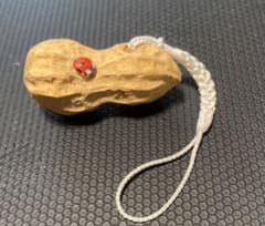 根付け　落花生にてんとう虫のサムネイル