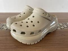 ☆値下げ☆Crocs Mega Clash ベージュ　厚底サンダルのサムネイル