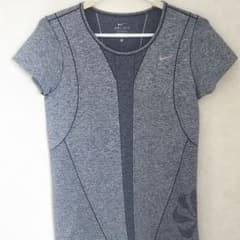 ナイキ ランニング Tシャツのサムネイル