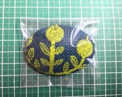 ハンドメイド 1 ブローチ ミナペルホネン布地使用 - メルカリ