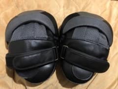 ISAMIパンチングミット 黒とグレー ターゲットマーク付きのサムネイル