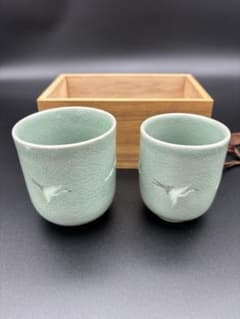 韓国雨窯 青磁 湯呑み ペアセット 木箱入り / 鶴文様のサムネイル