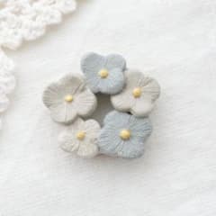 ハンドメイド　お花のリースブローチ　陶器ブローチ　陶土　北欧風のサムネイル