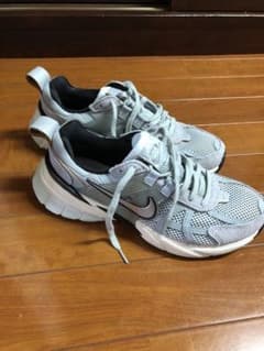 Nike グレー スニーカー　v2k runのサムネイル