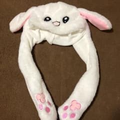 耳の動くうさぎの被り物のサムネイル