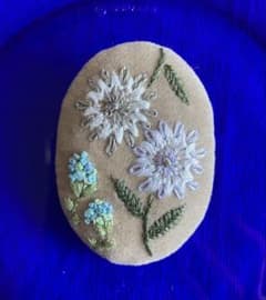 刺繍花柄ブローチのサムネイル