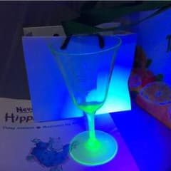 ウランガラス。ブラックライト撮影。のサムネイル