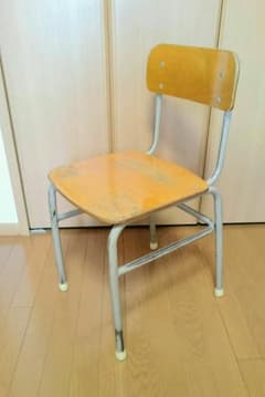 学校の椅子のサムネイル