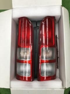 ハイエース　3型　純正テールランプのサムネイル