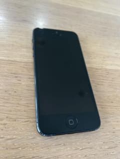 iPhone 5 16GB ブラック iOS8.1.3 電源ボタン不良のサムネイル