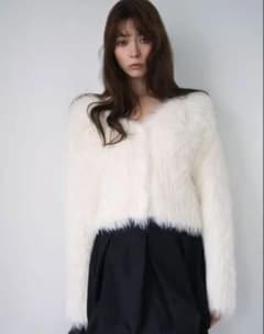 美品　フレイアイディー ホワイトファーカーディガン シャギー　フェザーのサムネイル